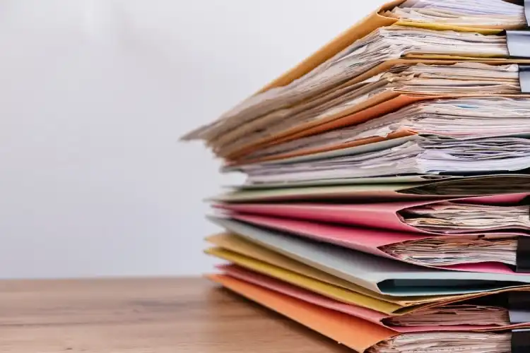 Pilha de documentos para revalidar o diploma de dentista na Itália.