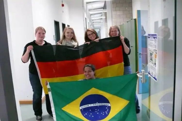 Estudantes de doutorado na Alemanha segurando bandeira de seus países.