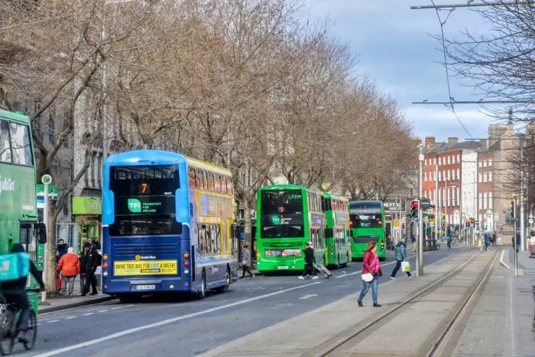Avenida em Dublin, cidade para expatriados