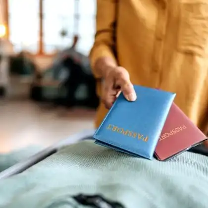 Mulher segurando passaportes