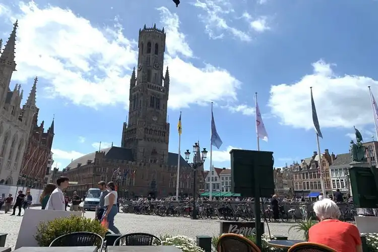 Praça em Bruges, na Bélgica