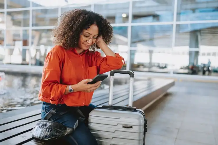 Mulher aguarda o embarque em aeroporto