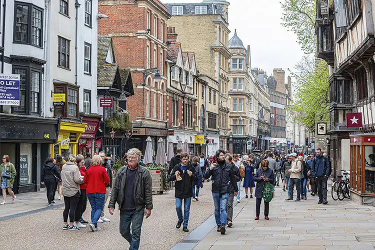 Pessoas caminhando em Oxford