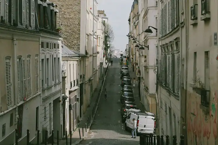 Vista de uma rua no 18e arrondissement de Paris em uma tarde de primavera