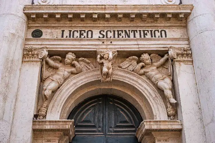 Entrada de um liceo scientifico na Itália