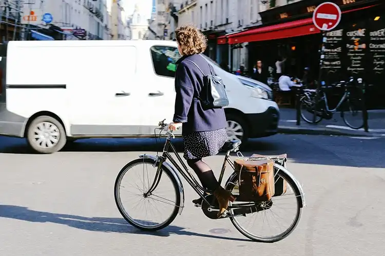 Estudante de bibicleta nas ruas de Paris, França