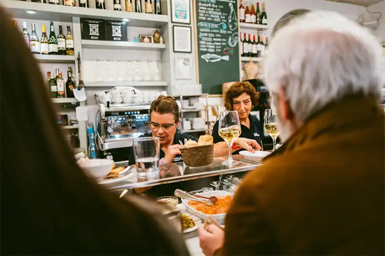 Funcionários atendendo em um bar da Espanha