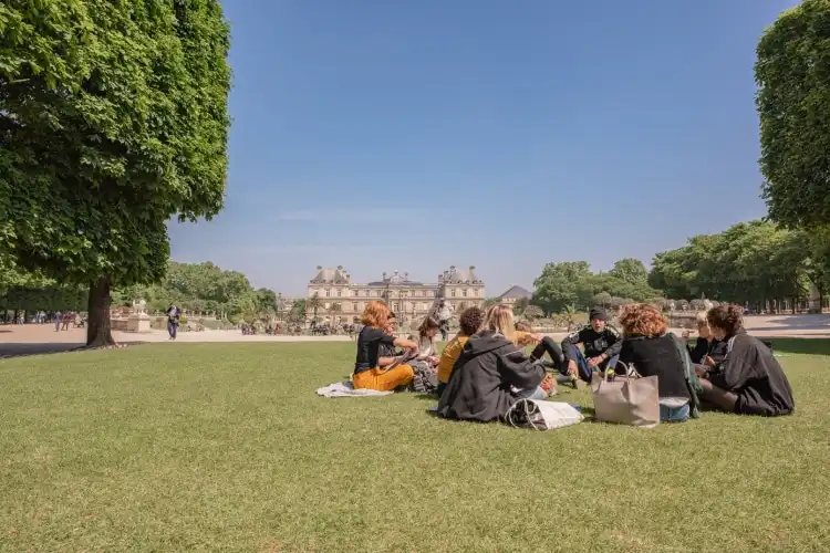 Estudantes no Jardim de Luxemburgo, em Paris, na França