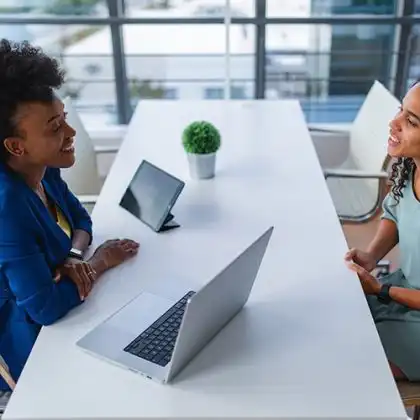 Mulheres fazendo entrevista de emprego em inglês