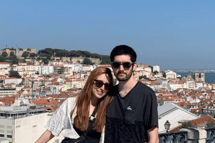 Casal em dia ensolarado em Lisboa