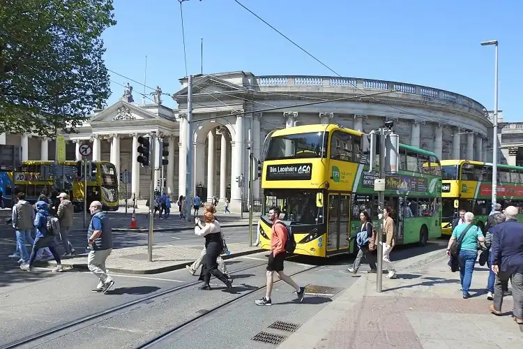 Estudantes em Dublin passeando no centro da cidade.