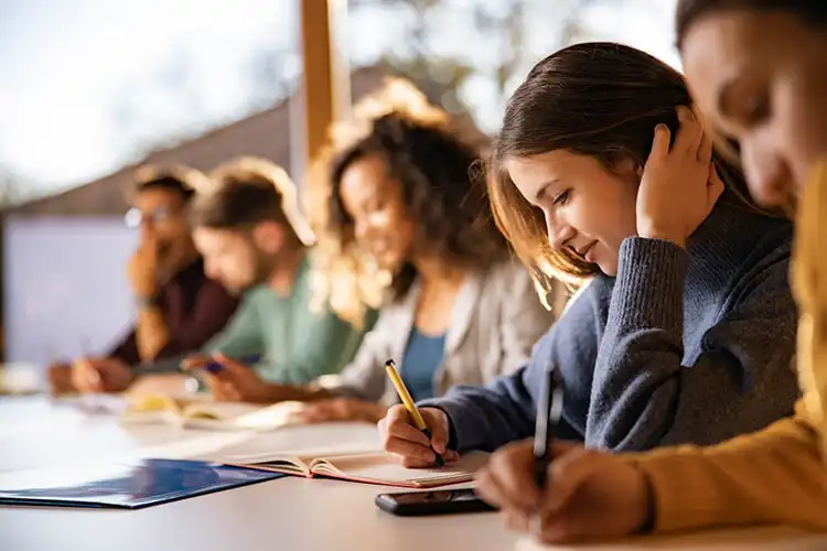 Estudantes em sala de aula