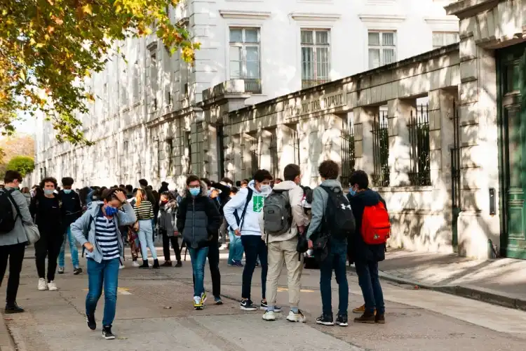 Estudantes adolescentes em frente as escolas na França