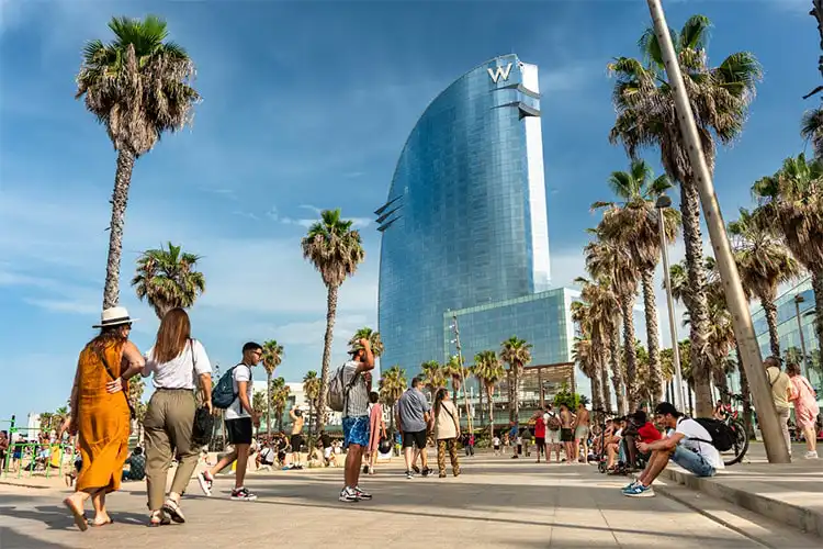 Turistas passeando em Barcelona