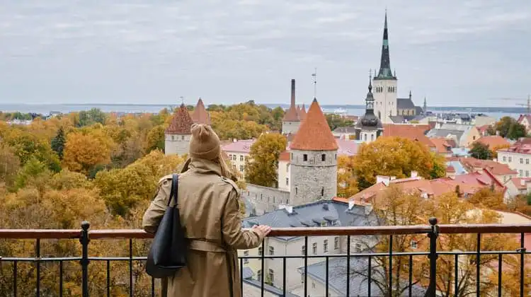 Mulher vendo a vista da cidade velha de Tallin, na Estônia.