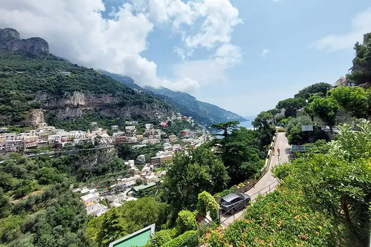 Estrada estreita na Costa Amalfitana
