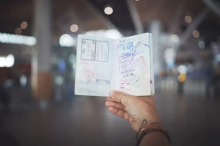 estudante em aeroporto com extensão de visto na Irlanda