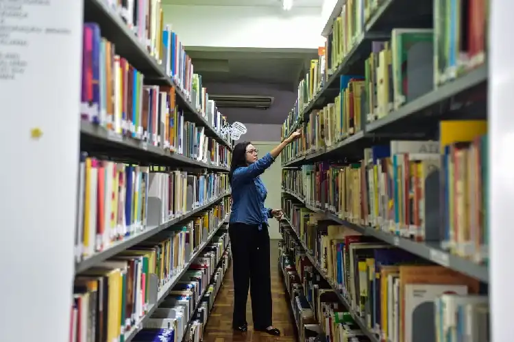 Estudante em uma biblioteca