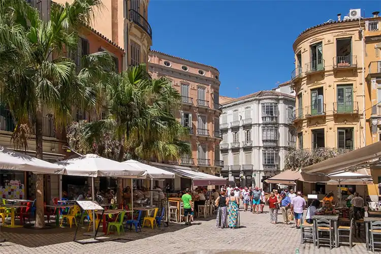 Málaga, Espanha, em dia de sol e céu azul