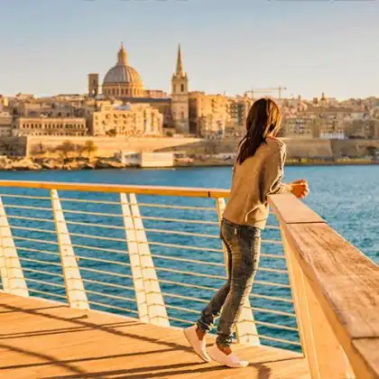 Estudante de inglês olhando a paisagem em Malta