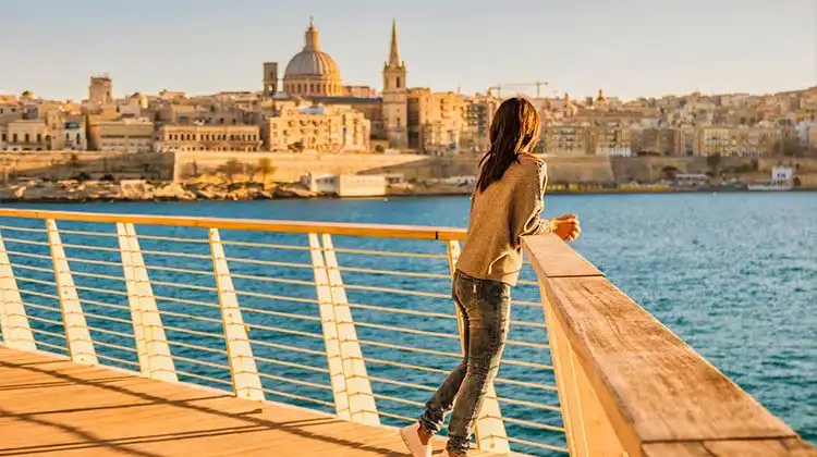Estudante de inglês olhando a paisagem em Malta