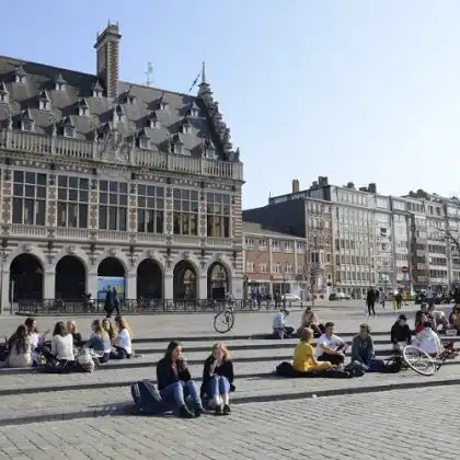 Universidade de Leuven, na Bélgica. É possível estudar de graça nessa universidade através de bolsas.