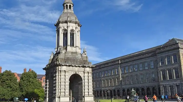 Estudantes caminham na Trinity College
