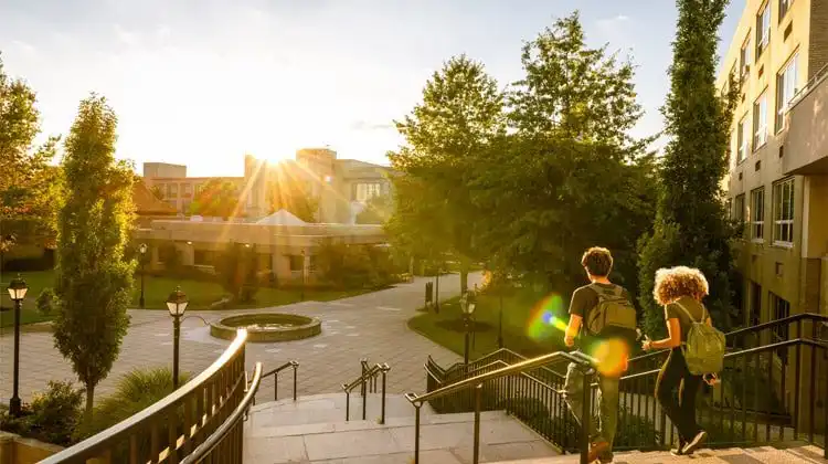 Vista de estudantes em uma faculdade, simbolizando o fim do dia em campus da EU Business School