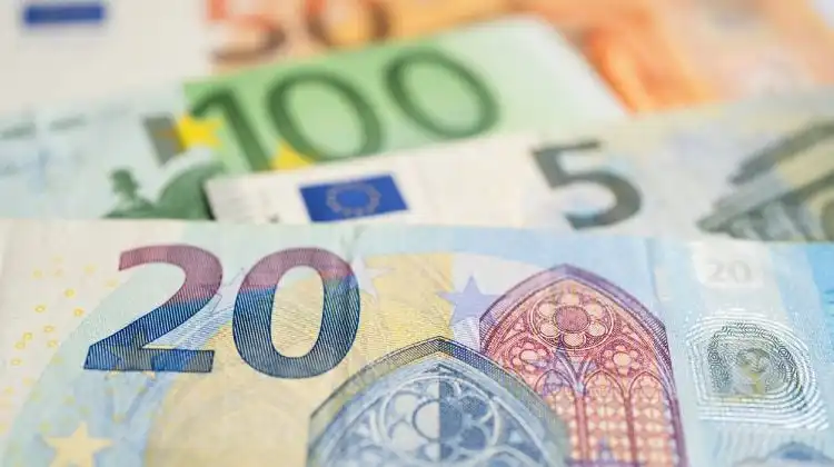 Euro completou 25 anos e logo terá um novo design em suas notas.