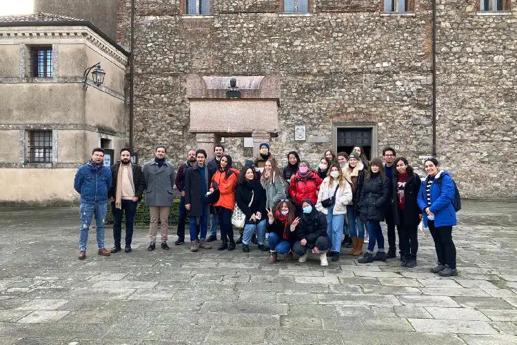 Estudantes em Arquà Petrarca, Itália
