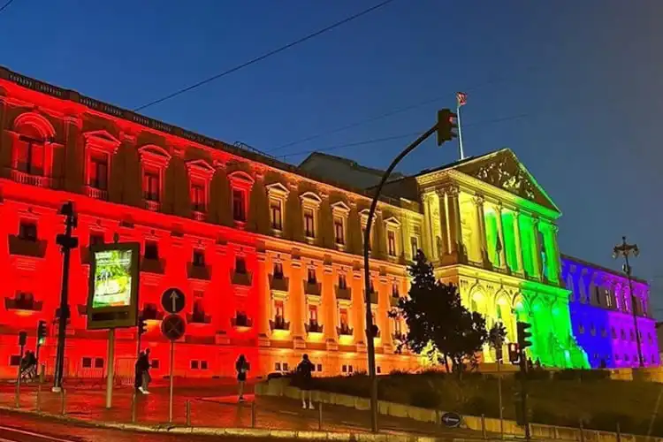 Palácio de São Bento iluminado com as cores do arco-iris