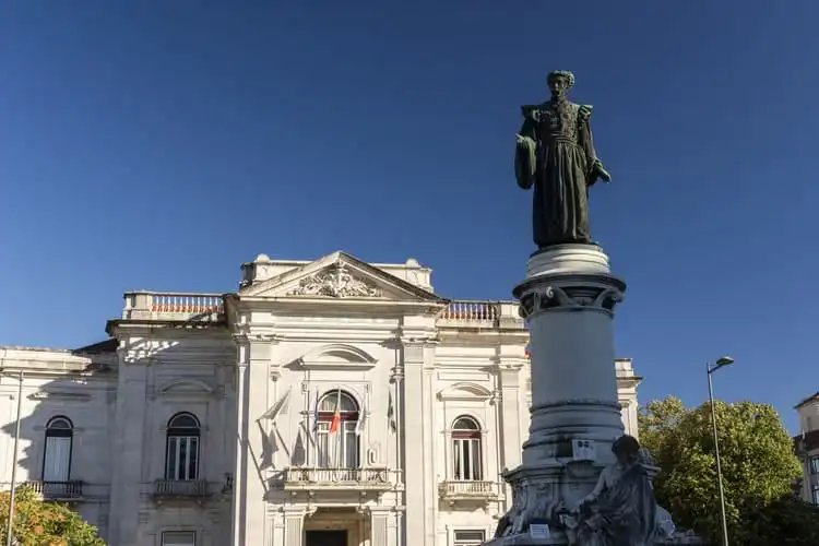 Faculdade de Ciências Médicas da Universidade de Lisboa e monumento a Sousa Martins