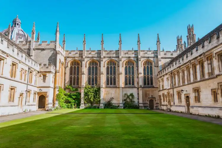 Universidade de Oxford em um lindo dia de sol.