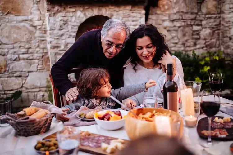 família italiana com avô, mãe e filho