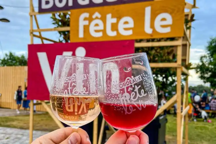 Duas taças de vinho em festival na França