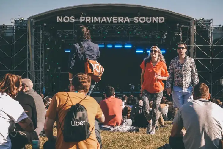 Pessoas no festival de música em Portugal