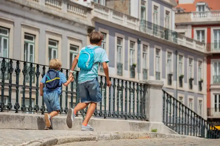A mudança com filhos precisa ser muito bem planejada no custo de vida em Portugal.