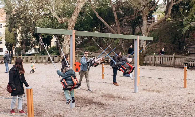 filhos brincando em Portugal