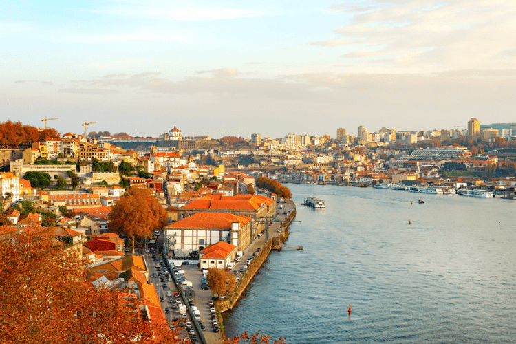 Ao comprar casa no Porto Portugal, você pode financiar até 90% do imóvel.