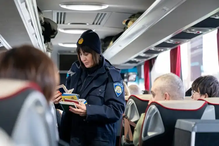 Polícia da Croácia fazendo fiscalização em ônibus
