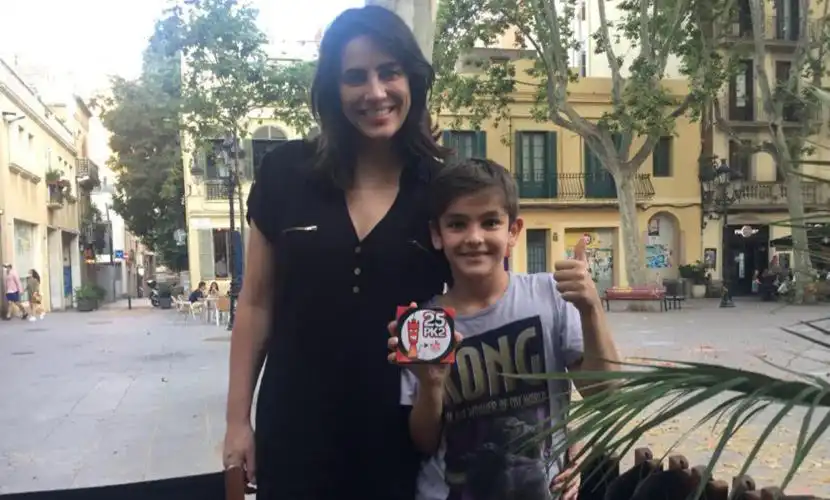 Fernanda e o filho, que estuda em uma das escolas da Espanha.