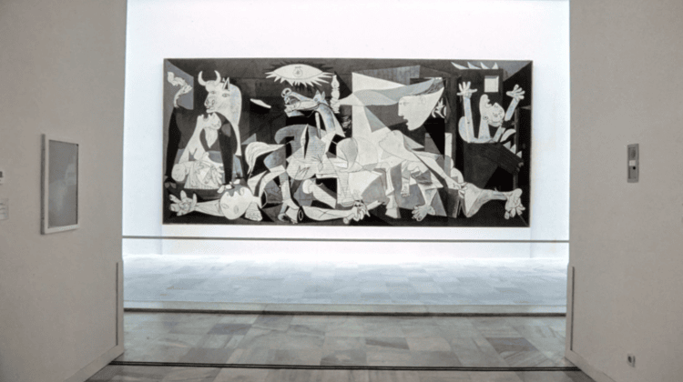 É permitido fotografar a obra Guernica, de Pablo Picasso, no museu Rainha Sofia, em Madrid