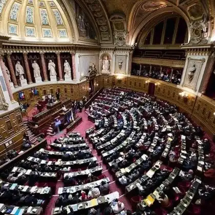 França aprova lei que aumenta idade mínima da aposentadoria sem aprovação na Assembleia