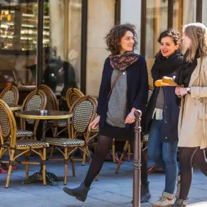 Três brasileiras conversando em francês