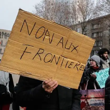 Franceses protestando contra projeto de lei de imigração em Paris/abril 2023