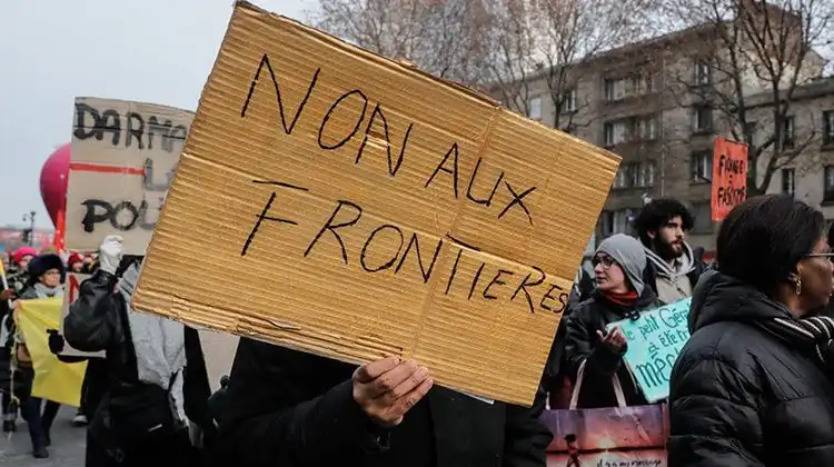 Franceses protestando contra projeto de lei de imigração em Paris/abril 2023