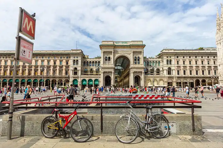 Bicicletas na Praça do Duomo, em Milão, Itália