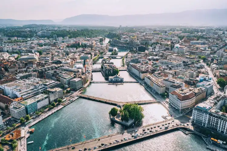 Ao morar na Suíça, Genebra é uma cidade com boas oportunidades de emprego.