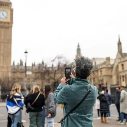 Turista fotografa ponto turístico na Inglaterra enquanto utiliza Giffgaff chip