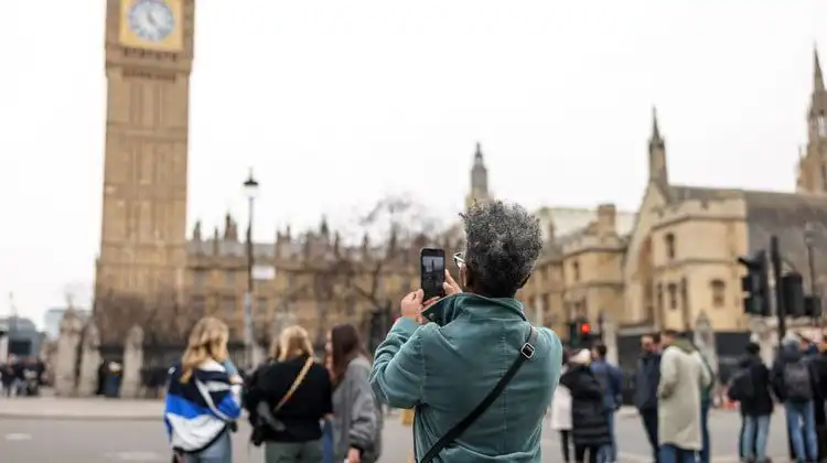 Turista fotografa ponto turístico na Inglaterra enquanto utiliza Giffgaff chip